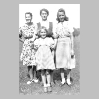 086-0078 Frau Rosa Murach mit ihren Toechtern Dora, Margarete und Ilse im Sommer 1942.jpg